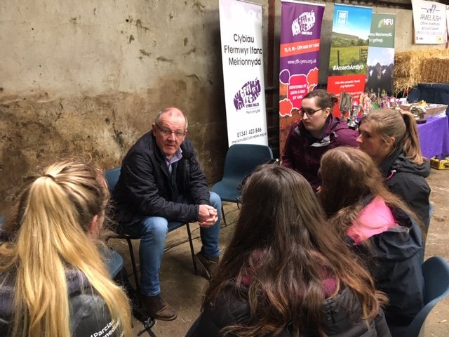 ComyGymraeg's tweet photo. Y Gymraeg i'w chlywed yn naturiol yn Rali Ffermwyr Ifanc Meirionnydd bore ma - pob lwc gyda gweddill y cystadlu! @CffiMeirionnydd
@ComyGymraeg visits young farmers' rally this morning and had an interesting chat about the language. #aledardaith @CFfICymru https://t.co/wKhDBYXK5j