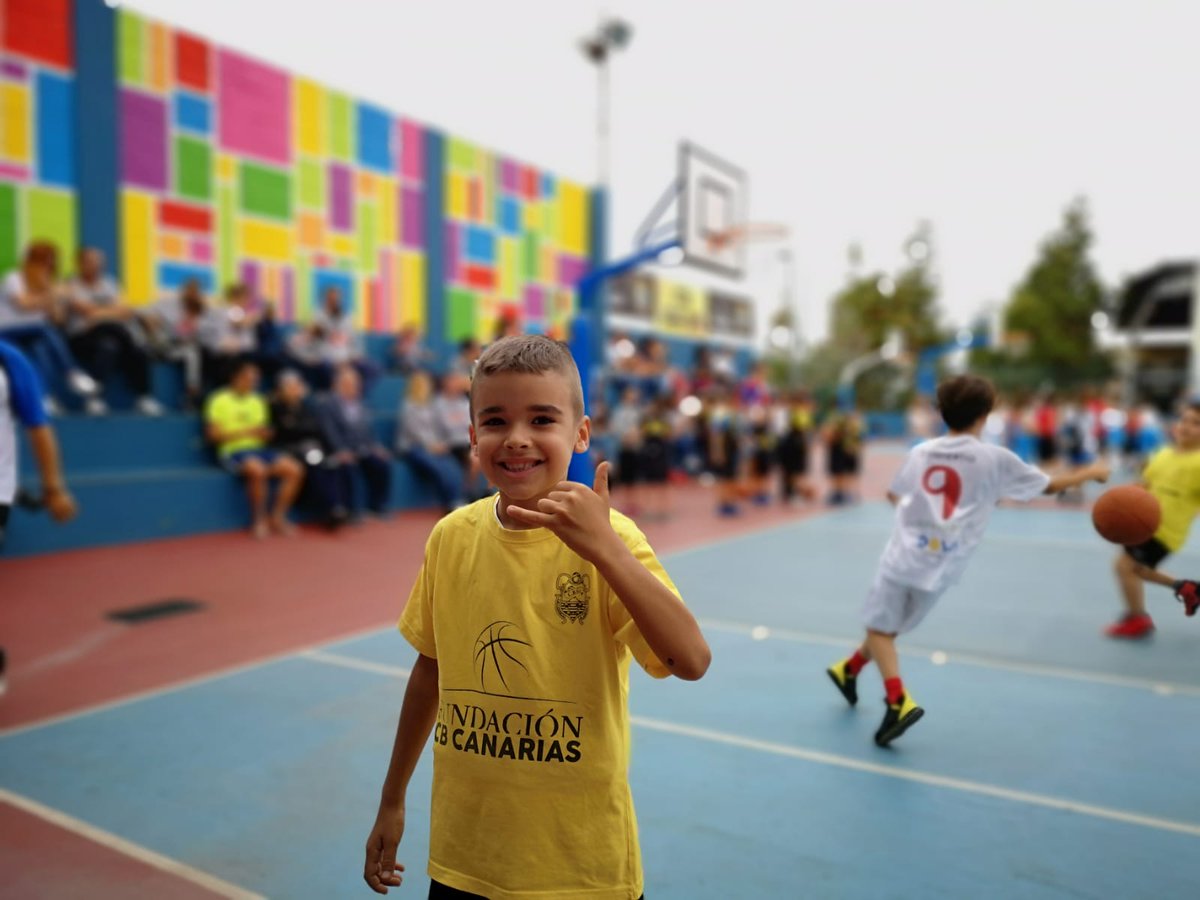 CB1939Canarias's tweet photo. [BASE] 📲 Ambientazo y muy buen rollo en el I Memorial Juan Luis Serrano del Colegio Rodríguez Campos @CPEIPS_CRC.

🔘 Nuestras Escuelitas del @buenconsejoll, @DecrolyTenerife y Montaña Pacho participan en una cita que reúne a unos 300 niñ@s https://t.co/V929MMH7yR