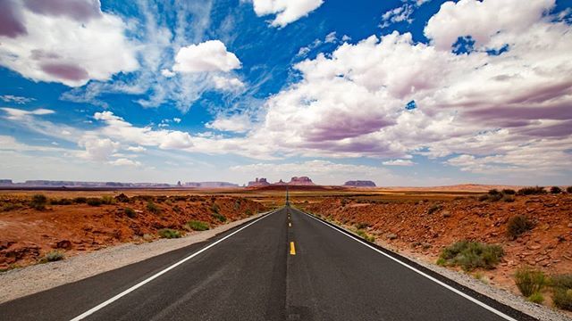 #forestgump #monumentvalley #utah 
If you go there please take care of you while making the picture. Cars are coming up a hill behind you and do not see you from far. So stay safe : life is more important than a picture.

#forestgumppoint

#followme on m… bit.ly/2I2uaQo