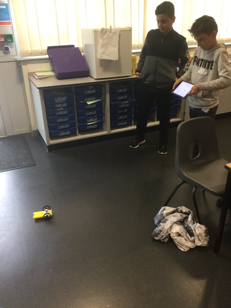 MowmacreHill's tweet image. It’s moving! We’ve even managed to make it turn left and right. #dsatictconf #samlab @SAMLabs