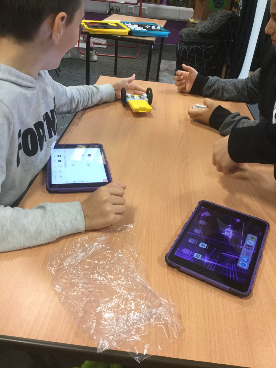 MowmacreHill's tweet image. It’s moving! We’ve even managed to make it turn left and right. #dsatictconf #samlab @SAMLabs