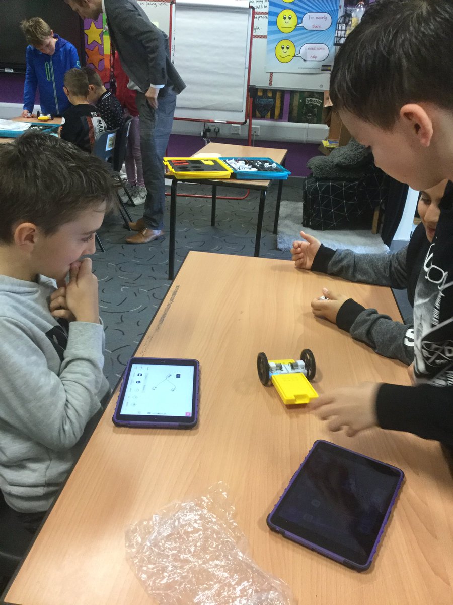 MowmacreHill's tweet image. It’s moving! We’ve even managed to make it turn left and right. #dsatictconf #samlab @SAMLabs