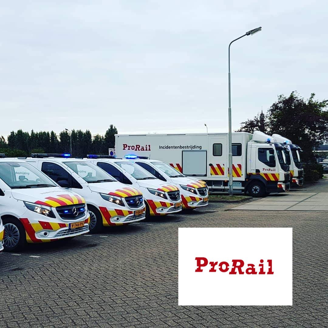 JohanKnuivers's tweet image. Door een boom in de #bovenleiding is er geen treinverkeer mogelijk  tussen #Bunde-Beek en #Elsloo  #prorail #incidentenbestrijding  is onderweg om samen met @StruktonRail de boom te verwijderen. 
@Robertvdberg84