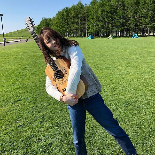 aaaari_jp's tweet photo. 相棒ギ太ちゃん可愛いでしょ👩🏻🦲 #aaaari
#japan
#guitar
#taylorswift
#風で髪の毛 🤣 https://t.co/Ld3zqh1sdX https://t.co/fym344S6yG