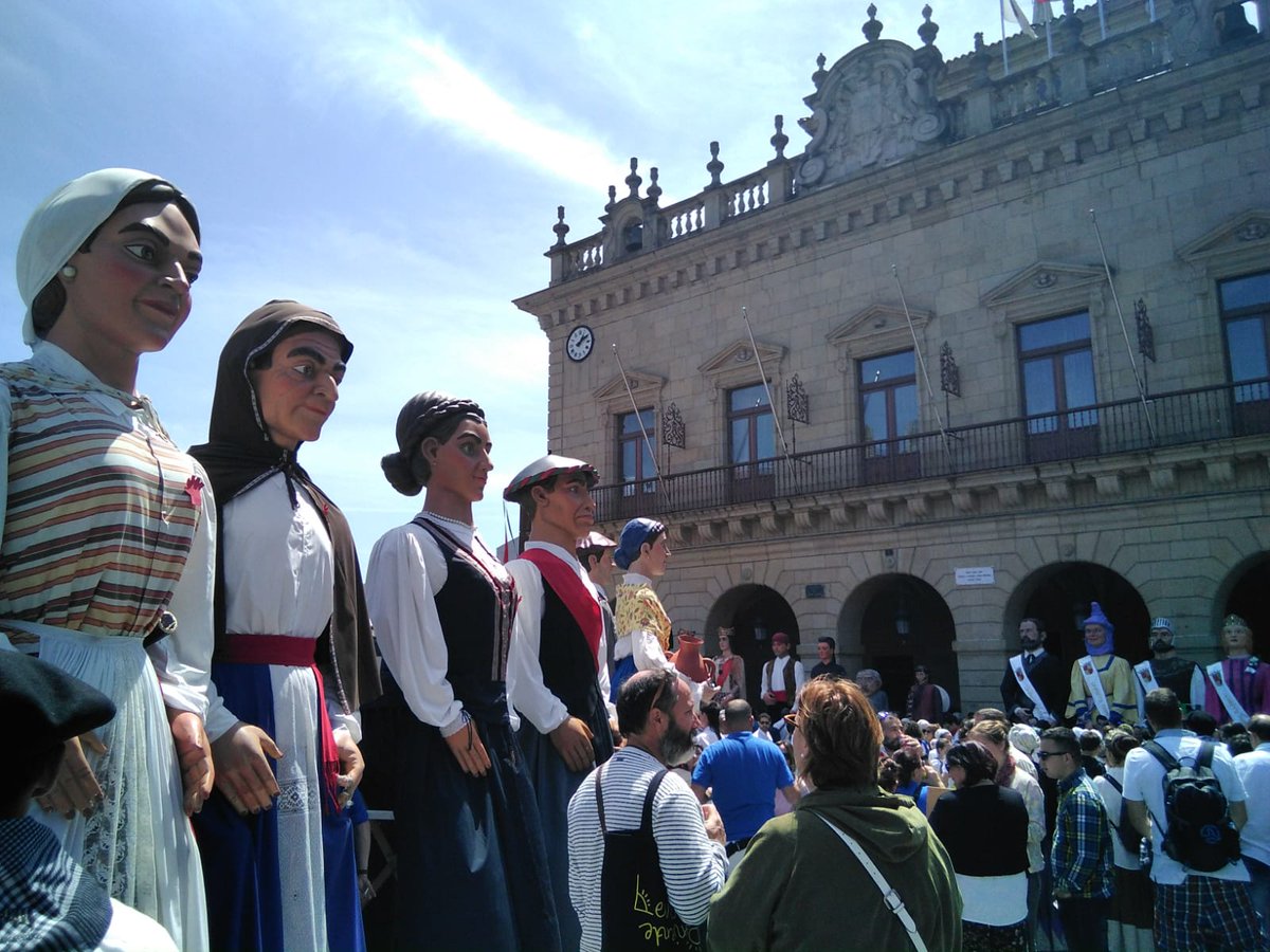 Una mañana maravillosa con la gigantada  solidaria llenando las calles de Irun  y ese ambientazo de familias y chicos/as disfrutando. Gracias a los impulsores de esta iniciativa, gracias Jose Irigoien y Bidasoako Txaranga y a todos /as los que os habéis comprometido.