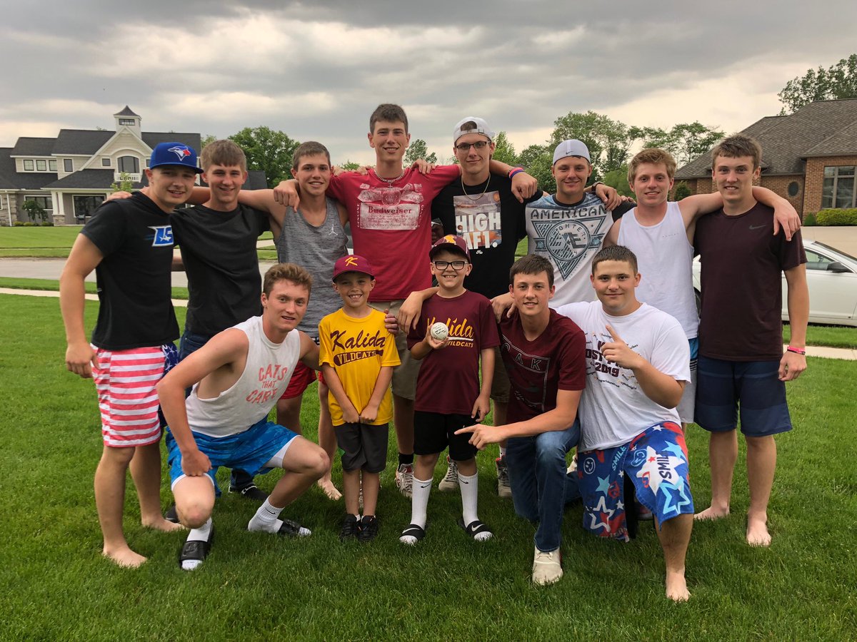 chrisemily18's tweet image. After a tough loss last week, the “big boys” made my “little boys” night by signing hats, baseballs, and then on their own taking a picture! This baseball team has talent, class, but more importantly role models that have paved the future for Kalida baseball.  @KalidaBaseball