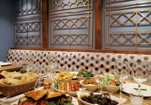 RubaRestaurant's tweet image. Not tried our food yet? Take out or eat in at Ruba! We know you’ll have a great Saturday night with us! Call us on 0208 2870191 to book a table or check out our delivery menu... ow.ly/9Z2s50uxXLI

#MealOut #TakeAWay #Weekend #Lebanese #Teddington