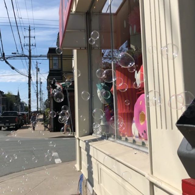 Sweetjanes's tweet photo. The bubbles are out in full force today since we finally have some summery weather! Come grab a treat and have a frolic! 🍃🌞🧼 #sweetjanes #sweetjaneshalifax #bubblemachine #candystore #sayitwithcandy #bulkcandystore #bubblicious #summerbubbles #summer… https://t.co/zM1W1h4wqS https://t.co/pv5Jm9y6c0