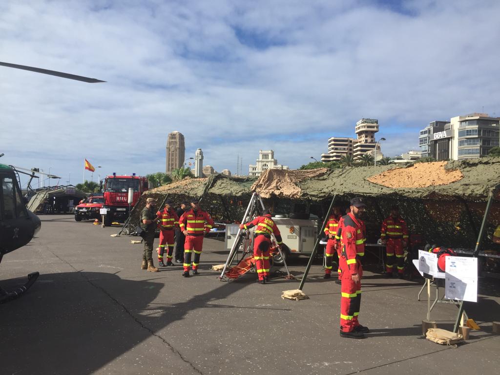 UMEgob's tweet photo. Y también en #Tenerife, participando en la Exposición de Materiales 🚒 del #DIFAS19, situada en la Avenida Marítima de Santa Cruz.
Ven a vernos, te esperamos🙋♂️🙋♀️ https://t.co/pehVgzPznd