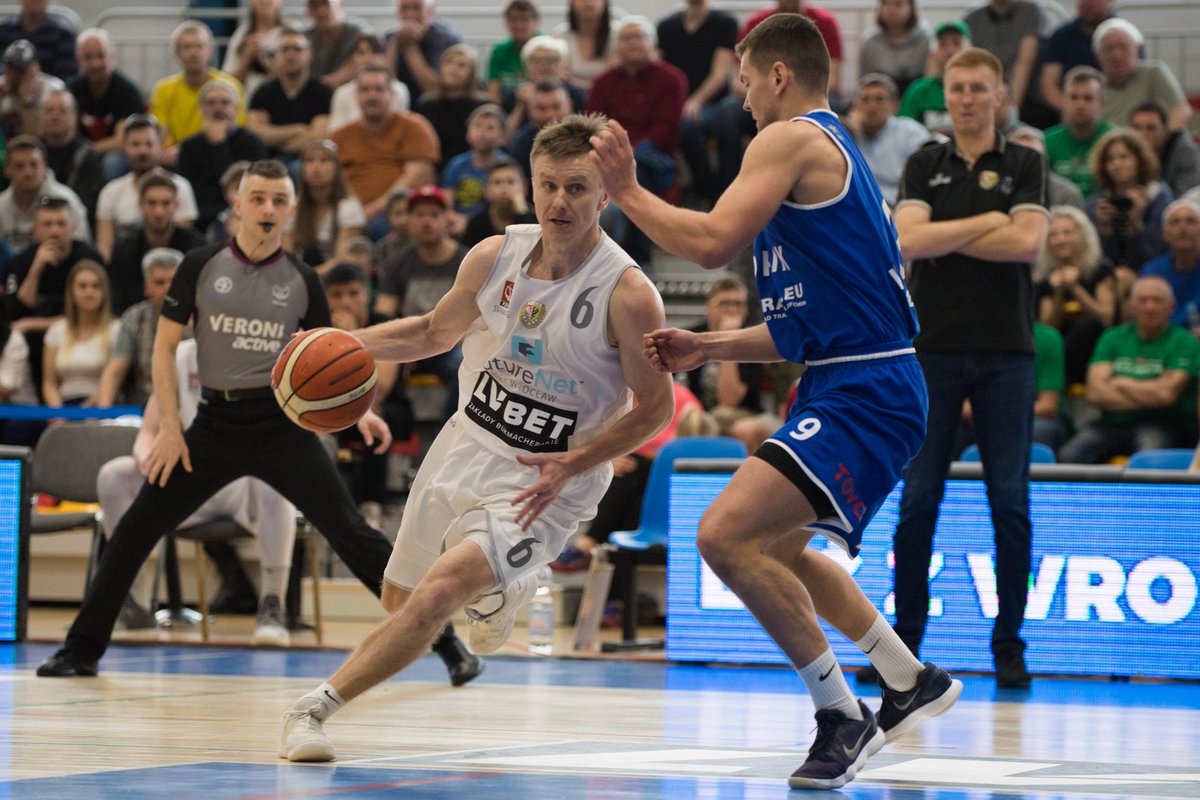 WKS_SlaskBasket's tweet photo. Robert Skibniewski w sezonie 1⃣8⃣/1⃣9⃣ 🧐
➡ 39 meczów (śr. 27 min na parkiecie) ⏱
➡ śr. 11.7 pkt, 4.8 ast, EVAL 11.6 📊
➡ śr. 35% za 3, 40% z gry i 82% z linii 🏹
➡ rekord 25 pkt, 6/9 za 3 i EVAL 27 🆚 @SokolLancut 👏
#HejŚląsk #PoweredByFutureNet #WKS #1LKosz #Basketball https://t.co/UzpynKC9e3