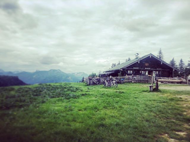 Schweinshaxn's tweet photo. Urlaub jetzt! #urlaub #pfingsten #bayern #alpen #hütte #cabin #bavaria #wandern #hike #simihike https://t.co/ONy8XxIAAY https://t.co/zkehkfDAM2