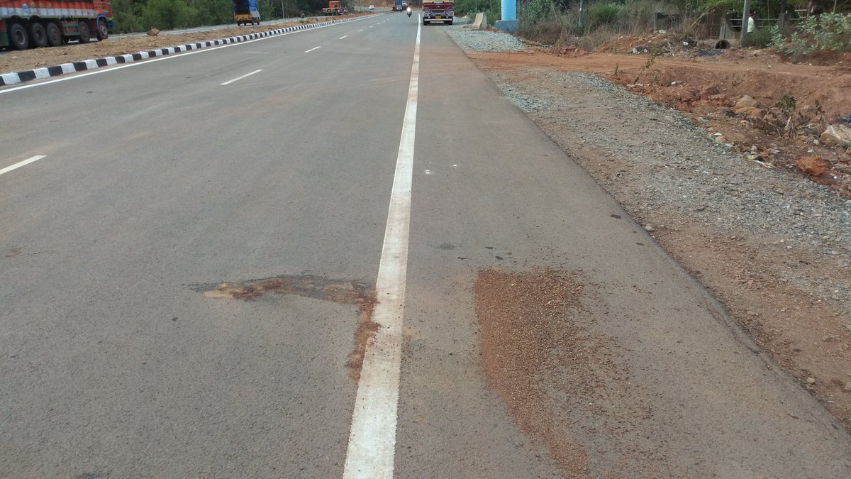 Ramdas_n's tweet photo. Blood stains of Avinash Kanagil still asking another four rains to get washed away. Think how much blood he has loosed. Ppl trying to rescue him dint knew where to shift him.
#WeNeedEmergencyHospitalInUttaraKannada https://t.co/bJ5NZFDfUU