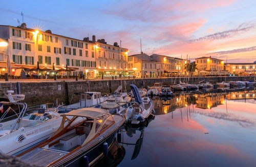 Our roundup of the prettiest #seaside towns in #France will take you from Normandy to the Riviera: bit.ly/2UWeTsn <a href="/atoutfranceuspr/">News from France</a>