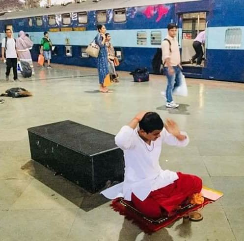 अब तक रेल्वे प्लॅटफॉर्म पर 'नमाज' देखा था...
आज पहली बार स्टेशन पर 'संध्या वंदन' करता हुआ एक विप्र बालक देखा !
...यह अब और बढाना होगा,
जब तक सार्वजनिक स्थल धार्मिक क्रियाओं के लिए प्रतिबंधित नहीं हो जाते।#जय_श्री_राम 
@VivekmMisra <a href="/RituRathaur/">Ritu #सत्यसाधक</a> <a href="/JBMIS/">Janardan Mishra</a> <a href="/Bsharma7/">B Sharma</a> <a href="/Rita_Banerji/">Rita Banerji</a>
