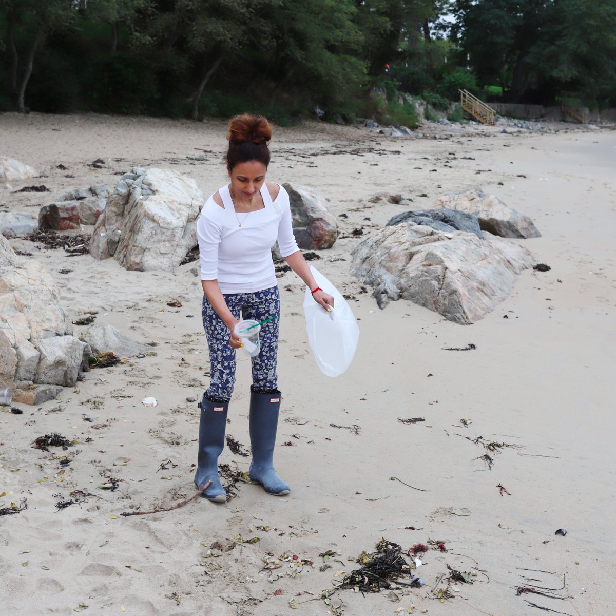msnikkiSTEAM's tweet photo. Went for a walk this morning which turned into a beach clean up. On this #WorldOceansDay, let us celebrate our life giving oceans by not using them like a giant garbage can. #generationsea #stayblue #beatplasticpollution #worldoceanday2019 #ocean #teachingbyexample https://t.co/OyRZJ4u5ZD