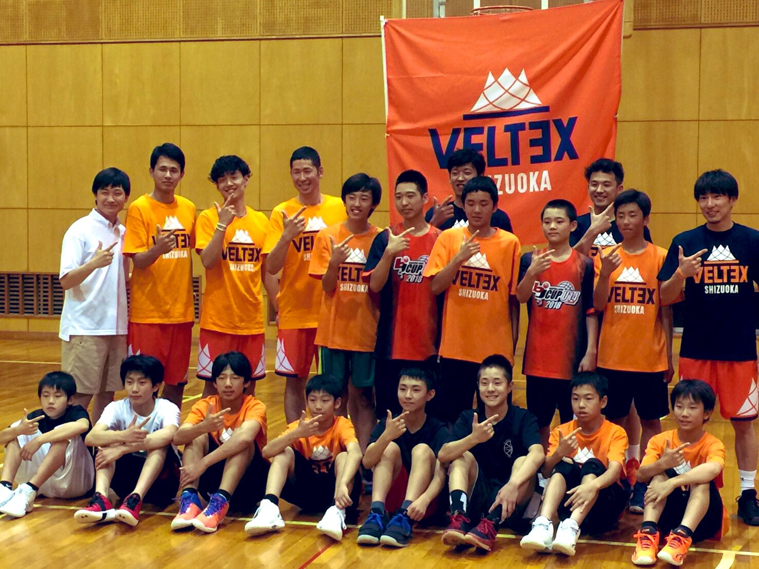 ベルテックス静岡 公式 合同練習後 Veltex静岡ジュニアユース チームの練習へサプライズ訪問してきました 即席のプチレッスンも行い 選手達も子供達の真剣な眼差しに 熱く前のめりになってました 最後はお母様方々とパチリ ベルテックス