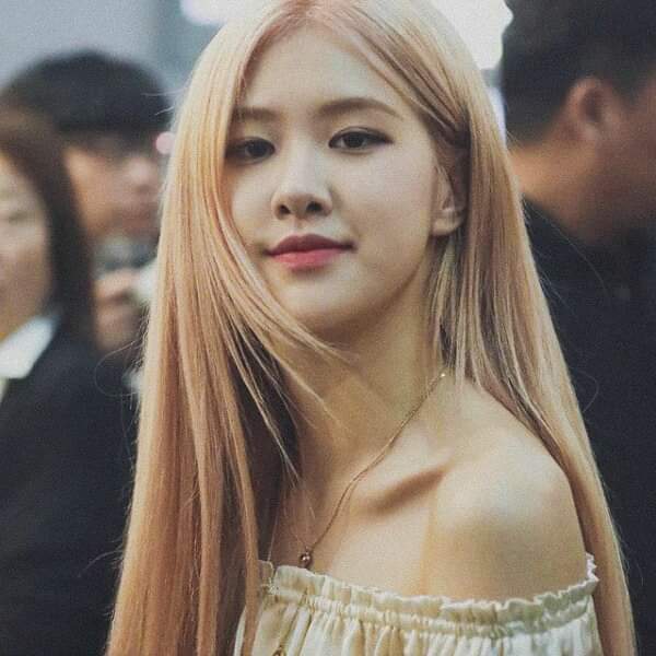 Jennier67964554's tweet photo. She left me speechless💕🥀

#BLACKPINK #roseblackpink #rosesolo #LisaBLACKPINK #jennierubyjane #JISOO https://t.co/N33aRn1keR