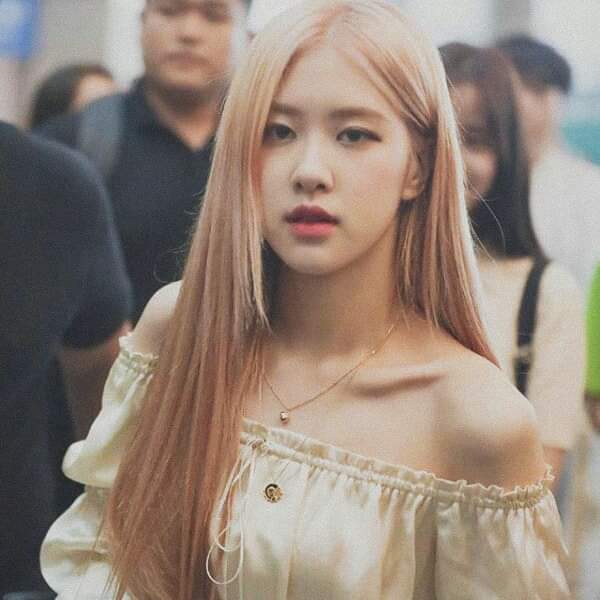 Jennier67964554's tweet photo. She left me speechless💕🥀

#BLACKPINK #roseblackpink #rosesolo #LisaBLACKPINK #jennierubyjane #JISOO https://t.co/N33aRn1keR