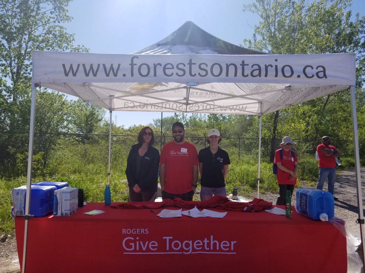 forestscanada's tweet photo. Hannah &amp; Augusta are at @TRCA_TTP with @Rogers this morning as part of our invasive pull &amp; pollinator habitat plant #GiveBack #GiveTogether #LifeAtRogers #ForestRC https://t.co/jEOC8z4BR2