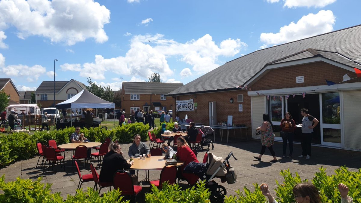 Bradley Stoke Festival in full swing! If you fancy a beverage pop over to the BSTFC bar! 1st team gaffer Welshy and the new club treasurer <a href="/mattburch34/">Matt Burch</a> are in charge. Form an orderly queue for autographs #Bradleystokefestival #barmanBurchy 🐝