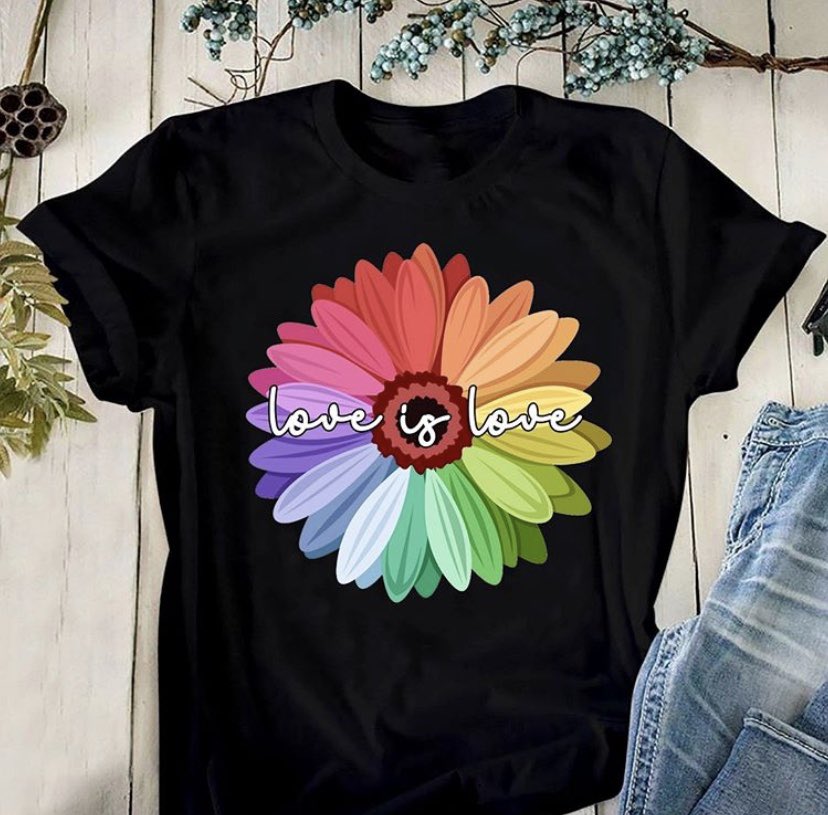 1DMumDirections's tweet photo. Can’t you just see Harry wearing this t-shirt while walking the streets of London, New York or LA?  😍 @Harry_Styles https://t.co/5SfG3Gv6uM