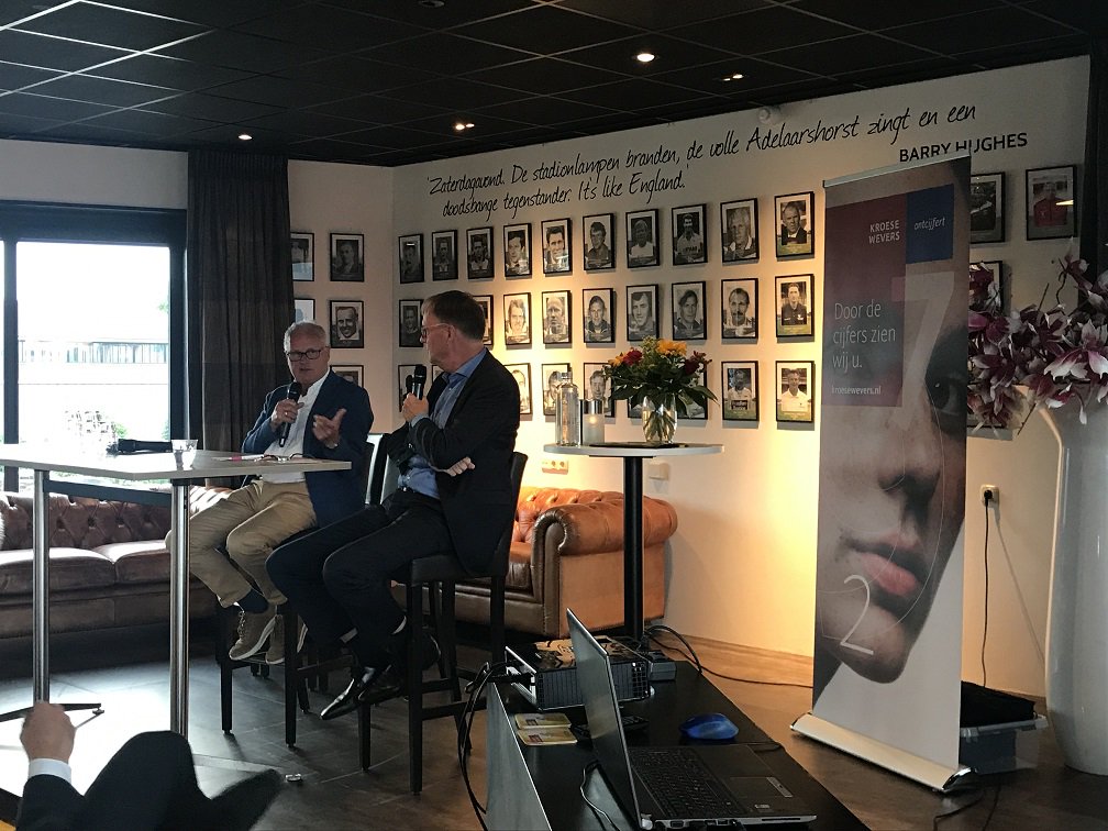 GAE_Business's tweet photo. 🗣️ | Circa 150 toehoorders genoten van een amusante sprekersavond, waarbij de rijke trainerscarrière van Foppe de Haan, de succesformule van @kroesewevers en de bespiegelingen van Alex Kroes, Paul Bosvelt en Jan Willem van Dop voorbij kwamen.

➡️ https://t.co/YPC4pNa0eA https://t.co/OsILdqX0jd