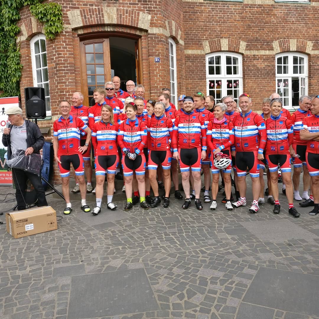 BroenDanmark's tweet photo. #BROENDanmarkRundt 2019 fra #Silkeborg til #fmdk19 er i gang! #Etape1 via #Thyregod og #Egtvedcamping til #Vejen. https://t.co/In5rwjfYK6