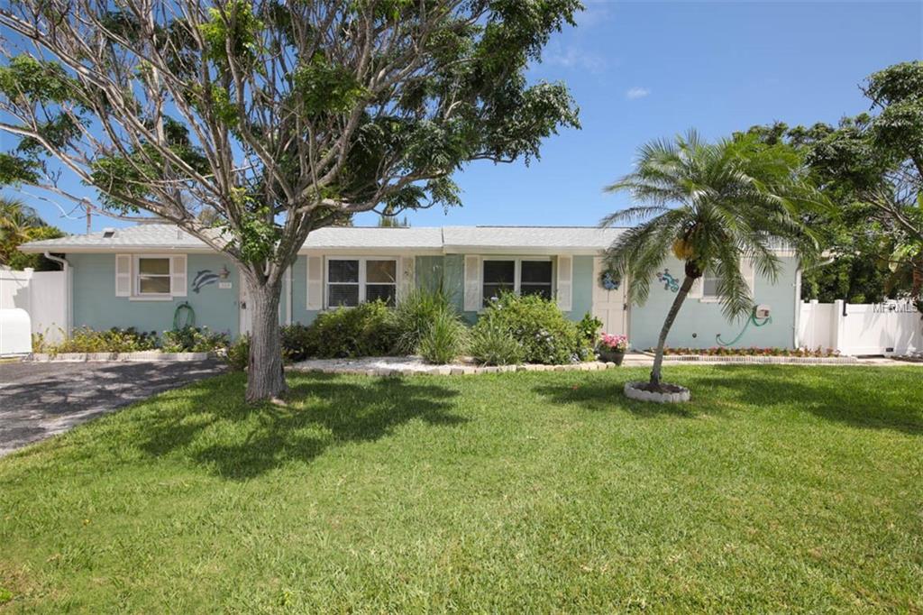 Adorable ranch style 4/4 #Holmesbeach home for sale on #AnnaMariaIsland - Open House Sunday michaelsaunders.com/properties/pro… #Incomepotential #InvestmentProperty