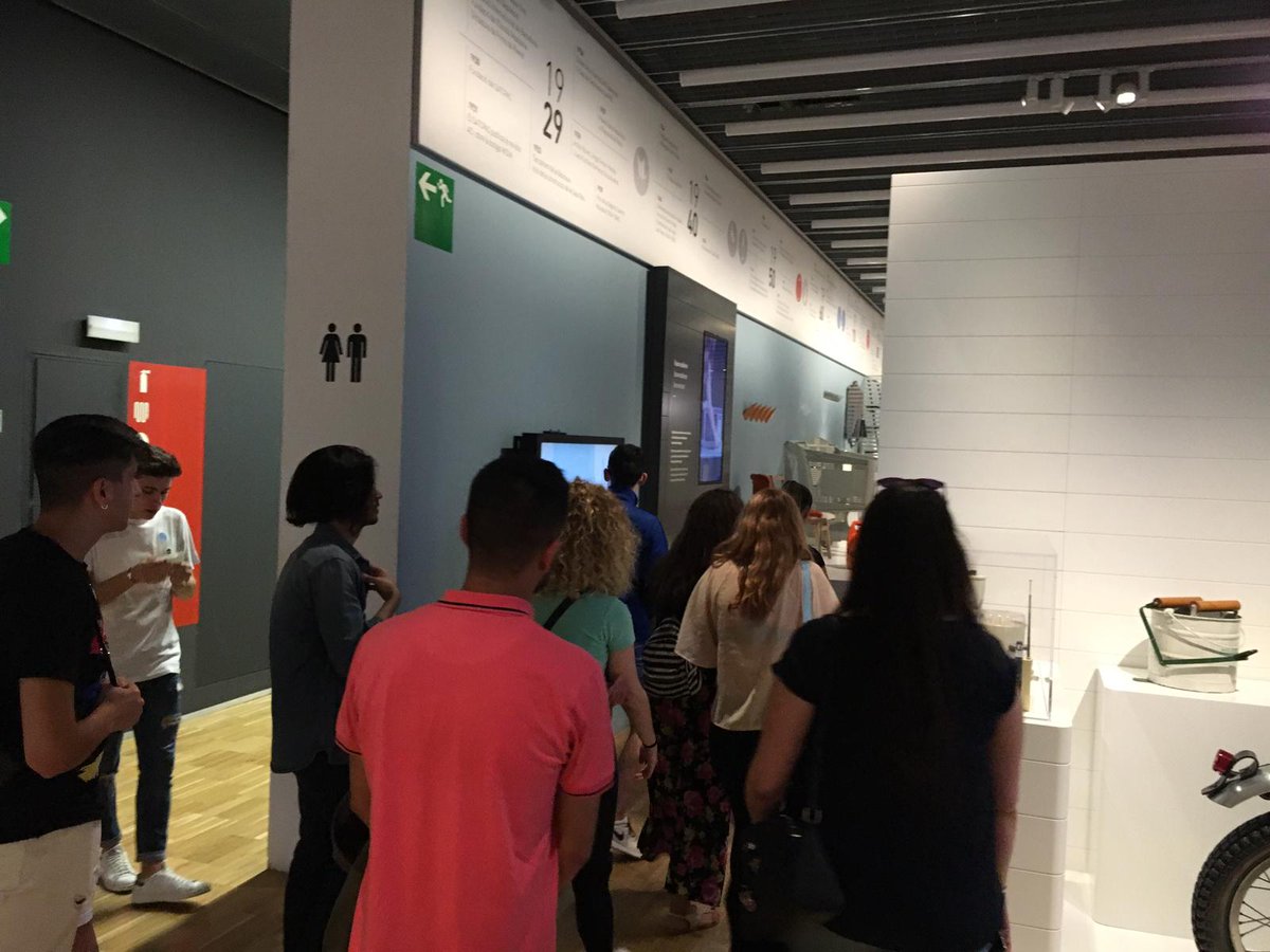 fp_futur's tweet photo. Ayer en #FPFuturEnAccion fuimos a visitar el museo de Glòries.
Muchos piensan que el diseño es solo ropa, ¡Pero va desde una bici 🚲 hasta un sofá. 
Os dejamos por aquí abajo un vídeo de la Expo cronológica de objetos cotidianos diseñados por catalanes☺️ https://t.co/nclHUaXWvE