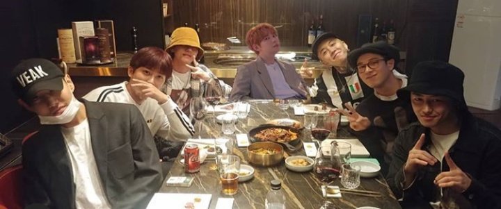 zicovabrasil's tweet photo. ABELHAS, atenção, isso não é um treinamento! 
Nosso OT7 está vivíssimooo e o Taeil postou essa fotinho deles juntos aaaaa 💛

Na legenda diz: "Meus amados membros 💕 Vamos ser felizes e saudáveis~~!"

Estamos morrendo de amores!!! E vocês? 🐝🐝🐝 https://t.co/JoM2uxOBJZ