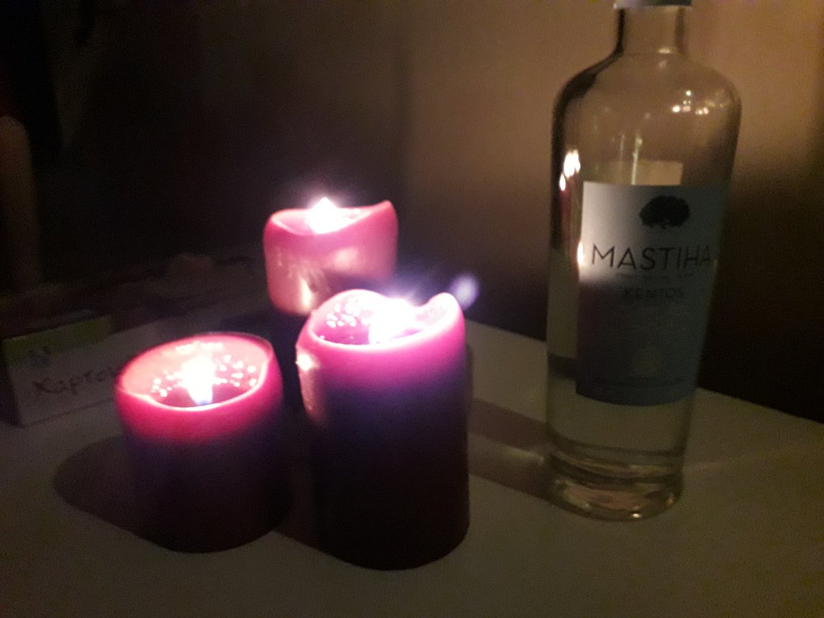 To round off Saturday night, a glass of Mastiha liqueur, with cinnamon scented candles. It smells quite Chrismassy here, aside from being 20-odd degrees. Yamas!