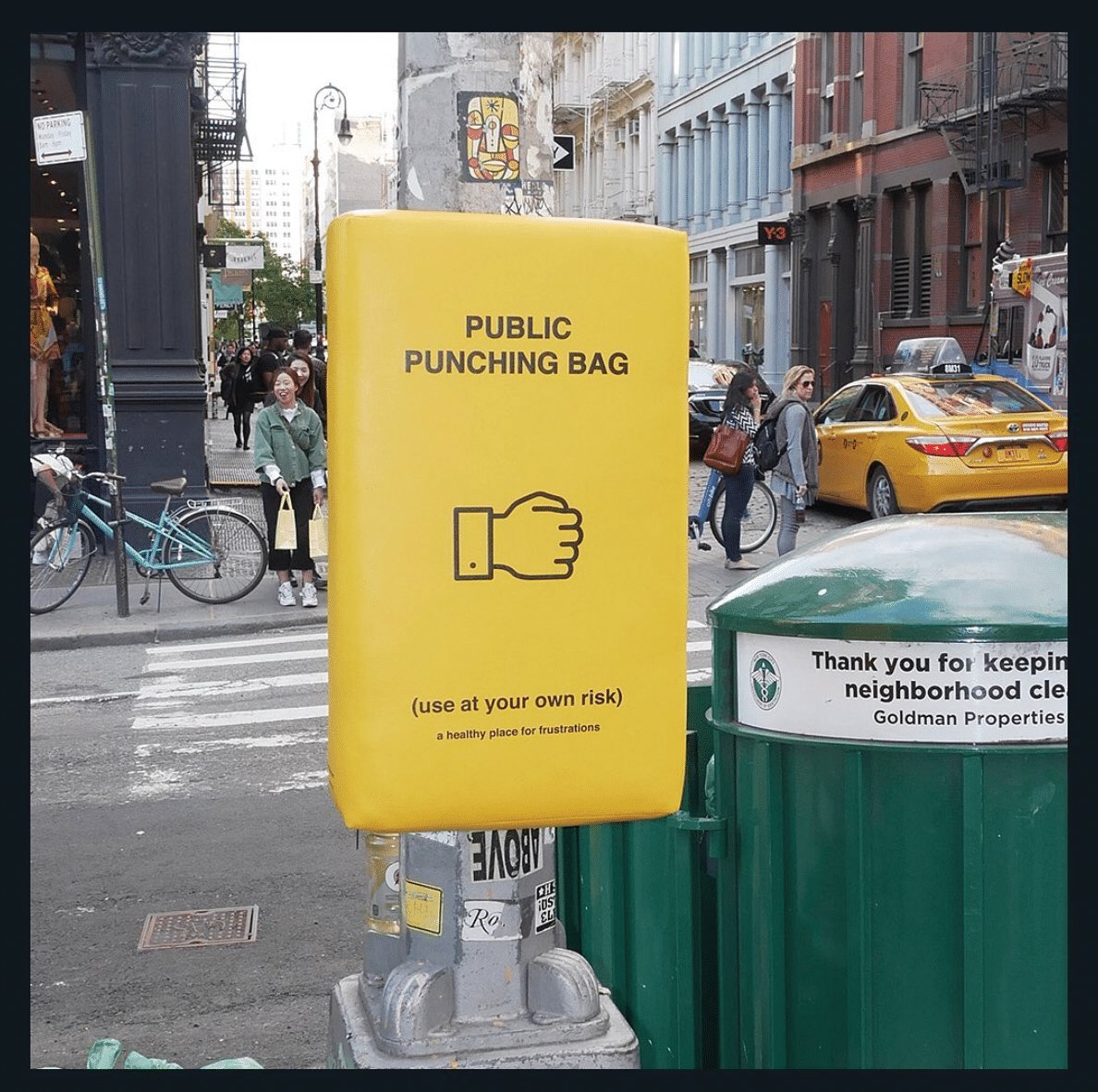 NicoEsp72's tweet photo. Stress da città?Lo studio di design donttakethisthewrongway ha installato a Manhattan dei maxi sacchi da boxe pubblici in occasione della #NewYorkCityDesignWeek2019

La gente si è avvicinata ai "public punching bag"per sferrare un colpo e sfogare la rabbia https://t.co/qEKlRN7JdN https://t.co/LE3KVcYUJX
