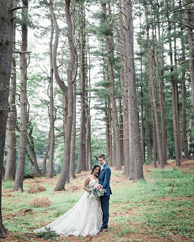 Roopa and Chris! I spent yesterday with this gorgeous couple as they tied the knot! So happy I was there to capture all the love and magic. bit.ly/2X1Im4I