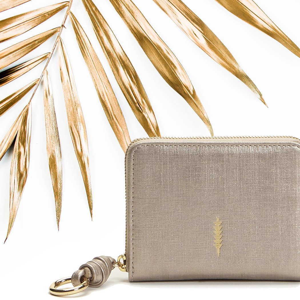 thackernyc's tweet photo. Introducing our Sun Kissed collection of gold bags and accessories. Featured here is our Bo Small Zip in champagne– perfectly sized, small zip-around wallet. 
.
.
.
.
.
#moderndesign #luxurybags #midastouch #gilt #metallic #goldaccessories #golden #baglover https://t.co/AeP7shlvzD