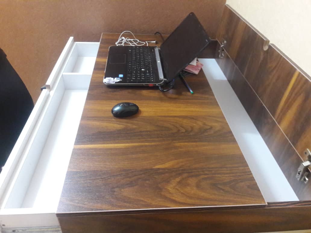 Miladkhaleghi4's tweet image. بچه ها یه کاسبی راه انداختیم که توش میزهای کلاسیک تولید می کنیم
با کیفیت بالا و قیمت عالی، تازه به بچه های تویتر هم تخفیف میدیم
هم کشو داره هم محفظه بالا جنسشم همجاش لترون 10 میل هستش و پایهاشم خراطی شدست