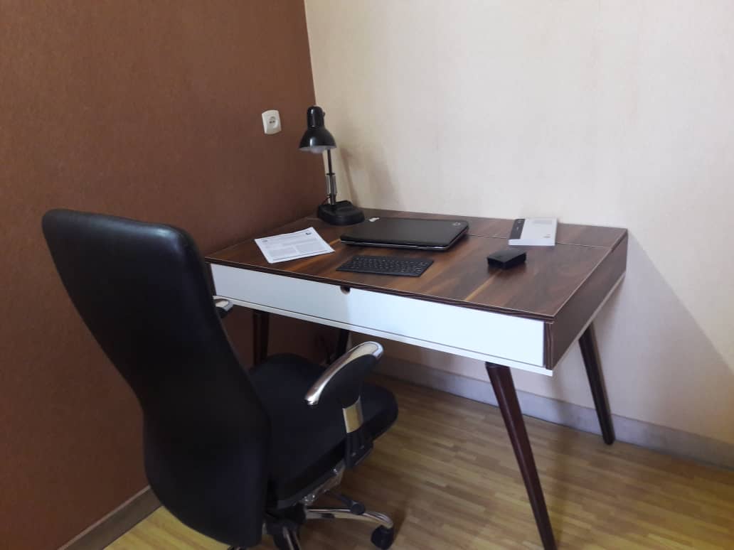 Miladkhaleghi4's tweet image. بچه ها یه کاسبی راه انداختیم که توش میزهای کلاسیک تولید می کنیم
با کیفیت بالا و قیمت عالی، تازه به بچه های تویتر هم تخفیف میدیم
هم کشو داره هم محفظه بالا جنسشم همجاش لترون 10 میل هستش و پایهاشم خراطی شدست