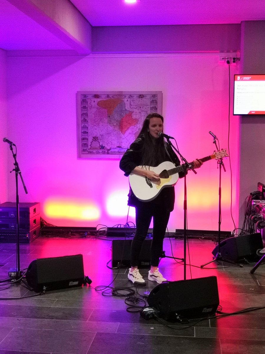 De winnaar van de Groningse Popprijs 2019 Cashmyra in het trappenhuis van de UB. #denacht19