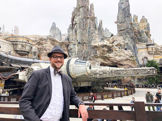 mrdaps's tweet photo. She's the fastest hunk of junk in the galaxy!
•••
#millenniumfalcon #starwarsgalaxysedge #starwars #galaxysedge #batuu #blackspireoutpost #disneyland #disneyphoto #mrdaps #dapsmagic #disneyphotography #disneylife #disneyblogger #disneynews #disneyrep… https://t.co/4XLCDEKQG9 https://t.co/Dx2YJVzHkk