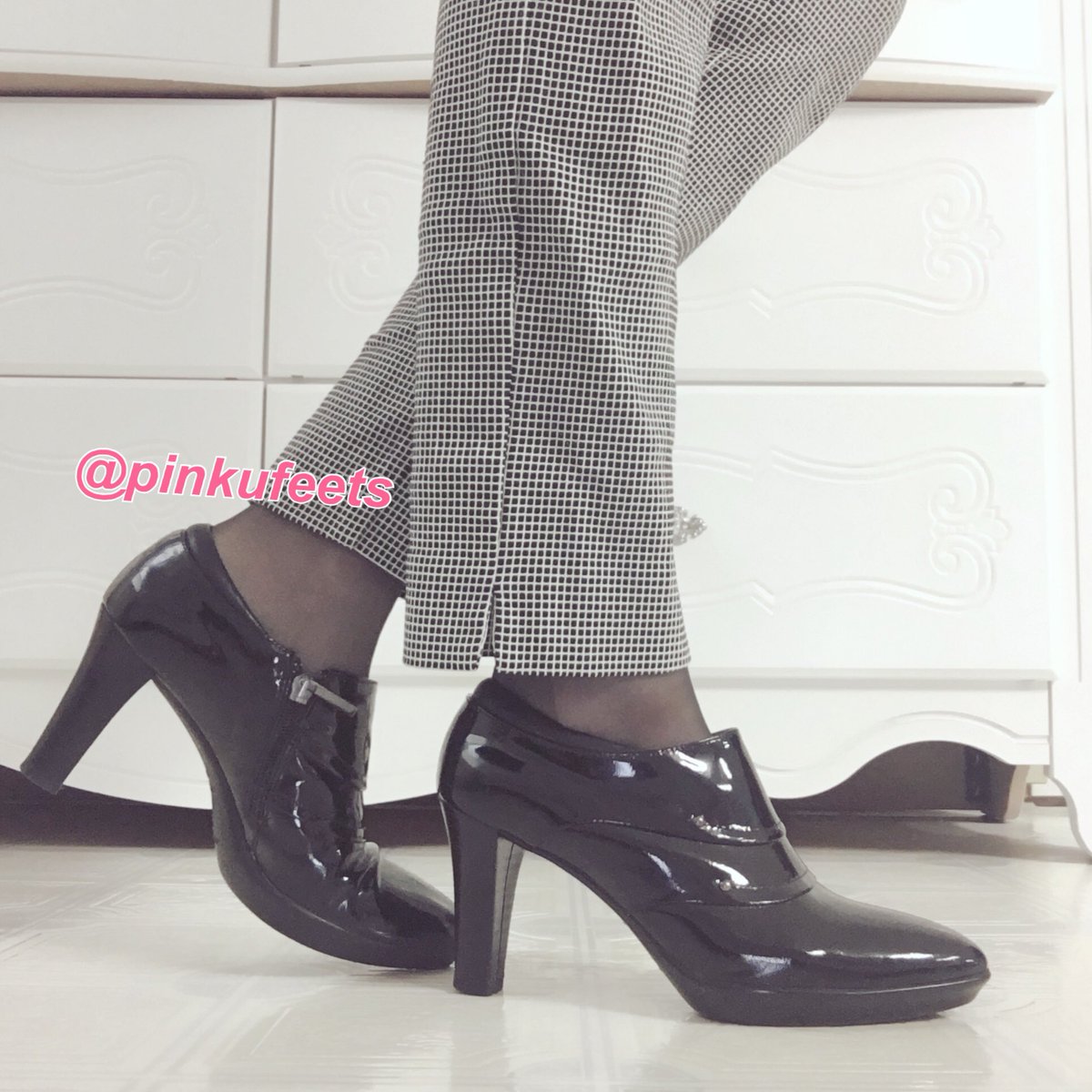 pinkufeets's tweet photo. 👑 BOSS QUEEN 👑✨ would you serve these #feet ...?🙇‍♂️ #highheels #shoeplay #nylons #pantyhose #takingoffshoes #footfetish #feetfetish #feetpics #footmodel #teenfeet #footgoddess #feetworship #footslave https://t.co/aND5pqDgYJ