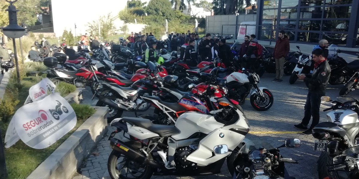 autoexecutiveAR's tweet photo. #Estopasaahora en @royalenfield d #vicentelópez más d 2️⃣0️⃣0️⃣ motociclistas en #SaturdayRide a punto d salir a almorzar a #Nordelta... si estás cerca d #VermuteríaBarra prepárate para ver un show d la alta gama en dos ruedas 😃 https://t.co/aPhGOnwqbe