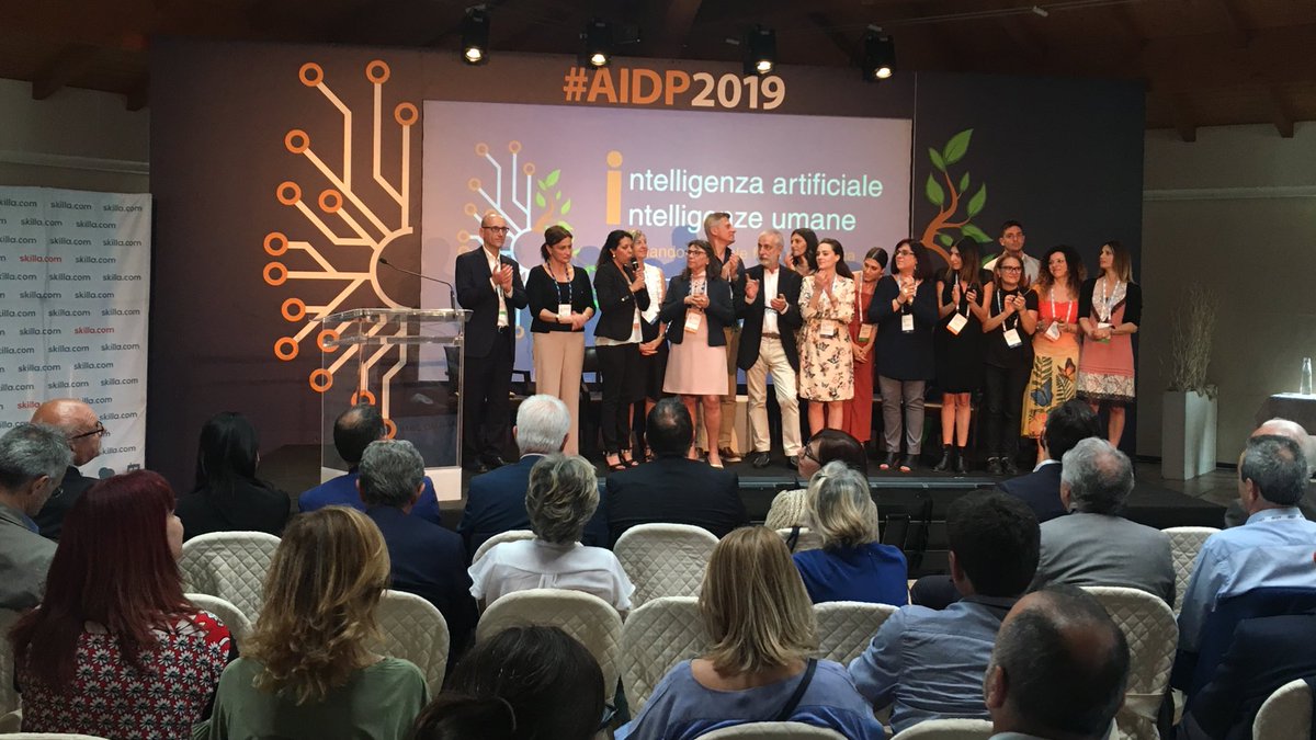 AidpNazionale's tweet photo. #aidp2019 si conclude con i saluti e i ringraziamenti speciali. Una grande squadra e intesa per un evento indimenticabile! Grazie a tutti! https://t.co/kUiD8rnDym