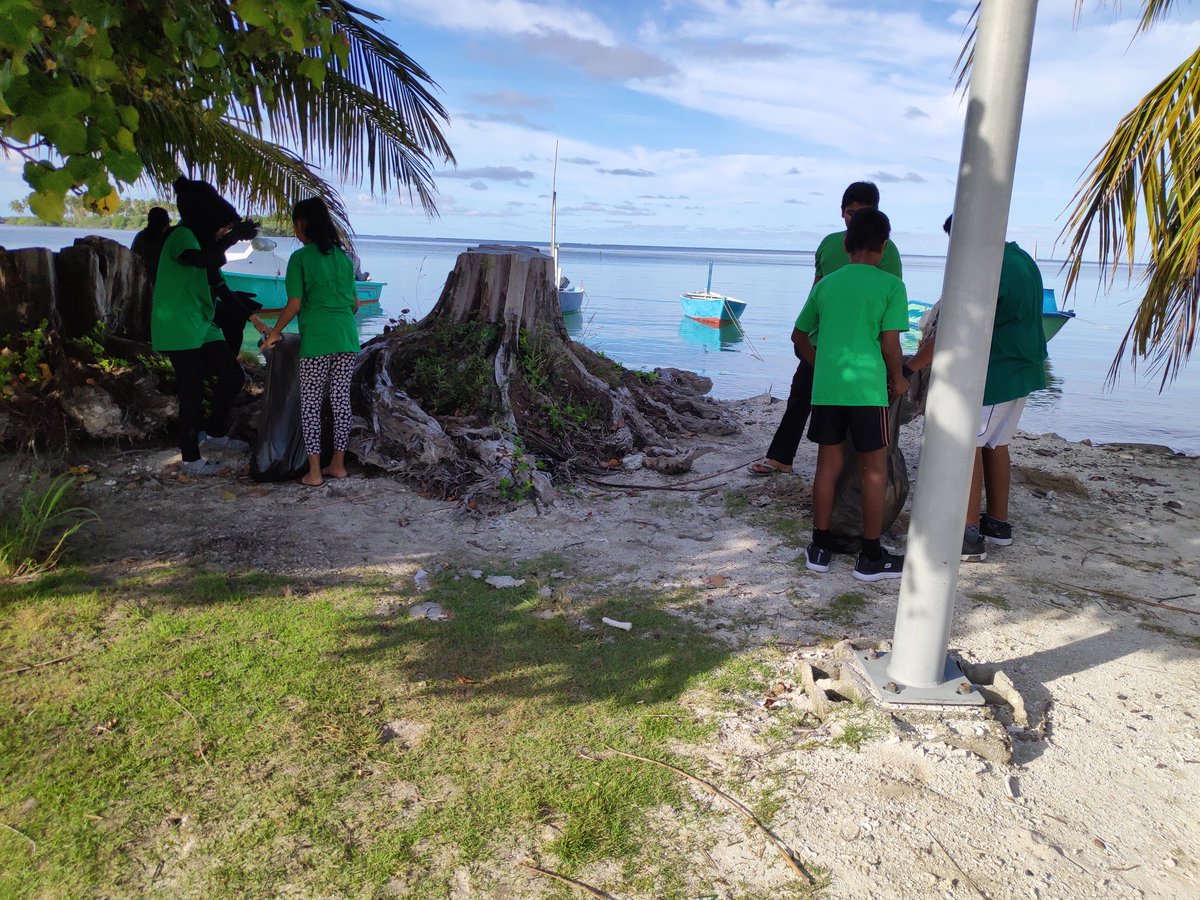 Rowmaldives's tweet photo. Today our young Rowers enjoyed a beach cleaning activity initiated by Rayya Hilmy. 
@imogenwalsh @HamidhAG @KerryWard_L @AhmedMahloof @ZahaWaheed @aisthly @AhmedMarzooq https://t.co/uSbz4j4Rcn