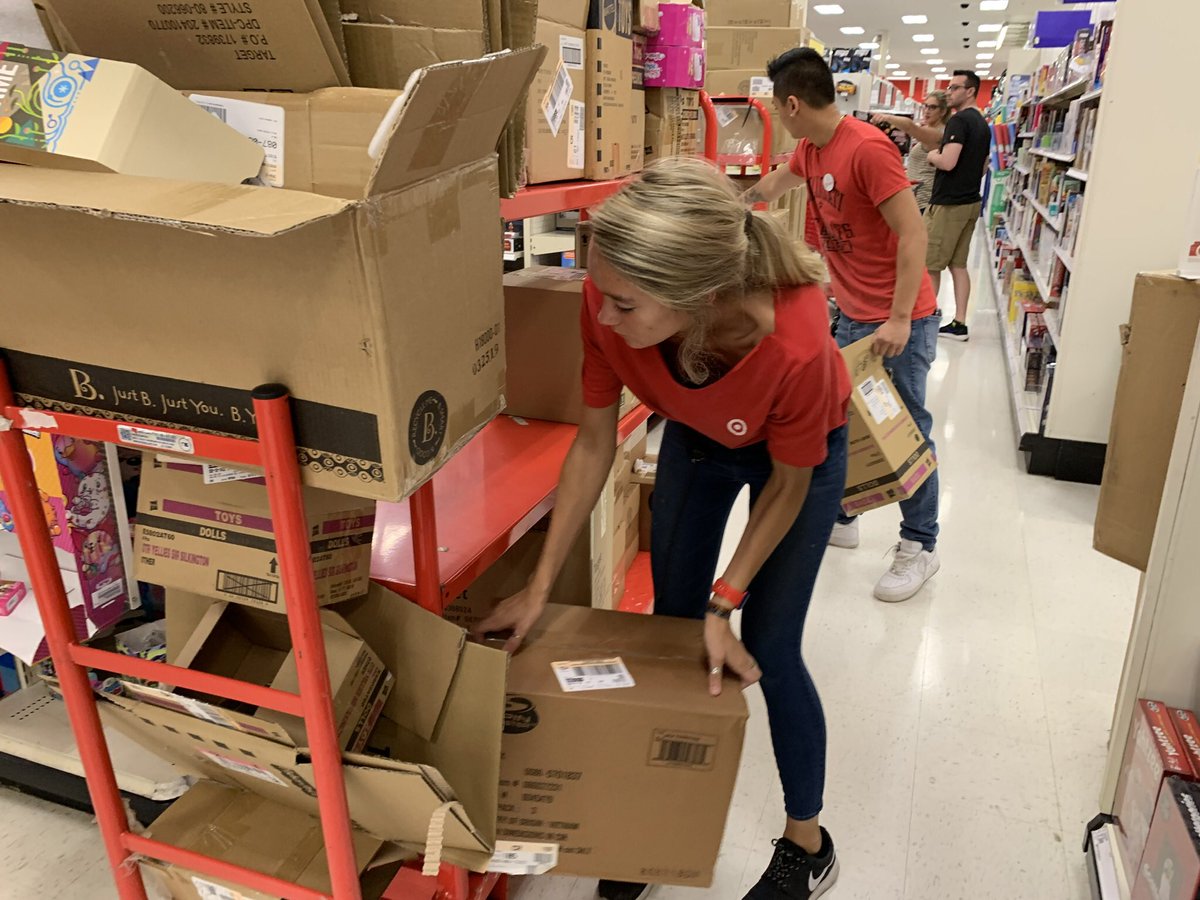 Toy owners and grocery team going for the win today at T1534! Thanks for being all in! #fillsforbills @I_Tob26 <a href="/HR_Andrew_Bays/">Andrew Bays</a> <a href="/OwenD_T1534/">Owen Dougherty</a>