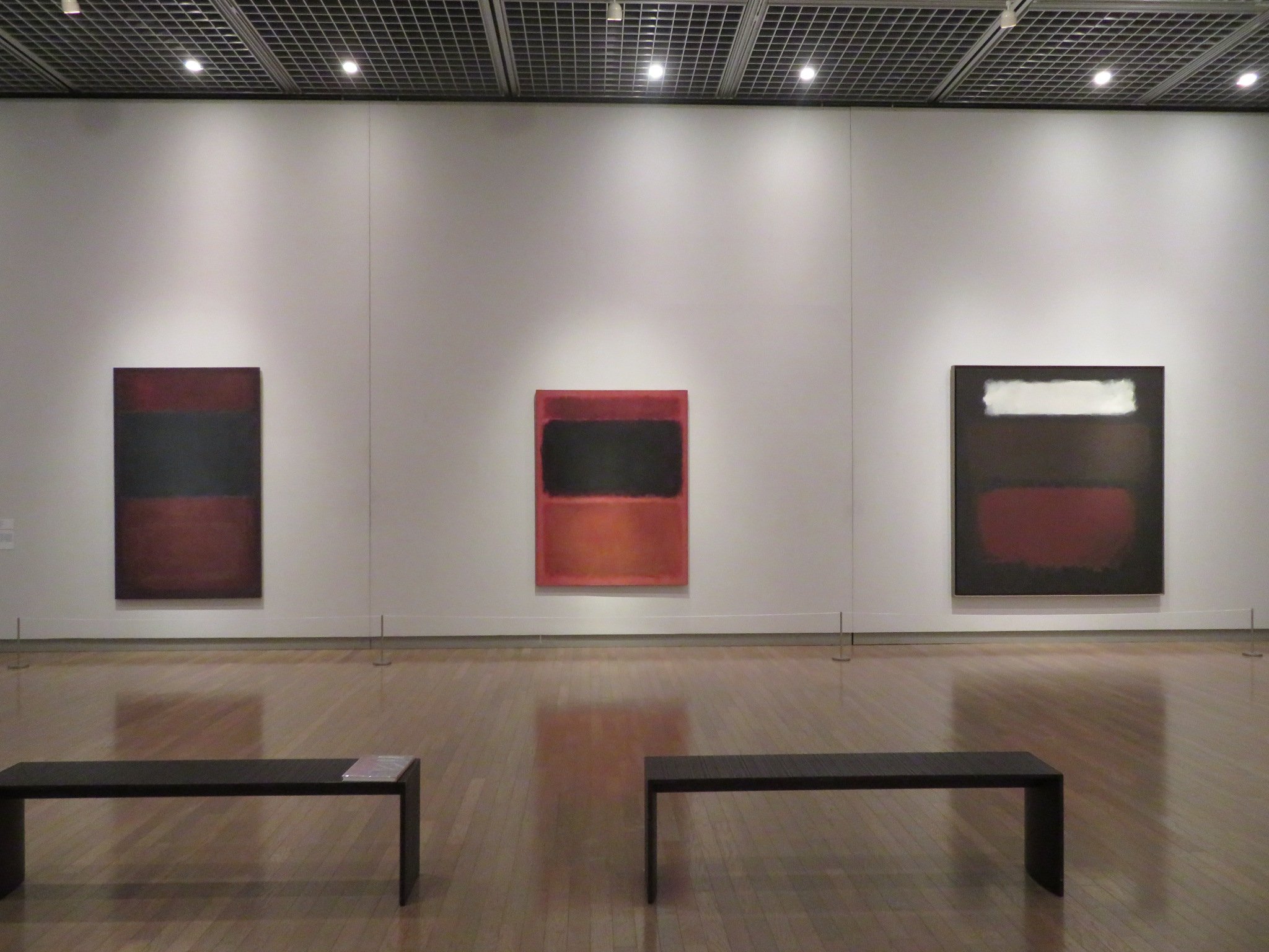 小吹隆文 和歌山県立近代美術館の ニューヨーク アートシーン 会場風景その1 第1章 新しいアメリカ絵画 抽象表現主義 より マーク ロスコの油彩画が3点 水彩画も1点あり ジャクソン ポロックは版画13点 他には ウィレム デ クーニング
