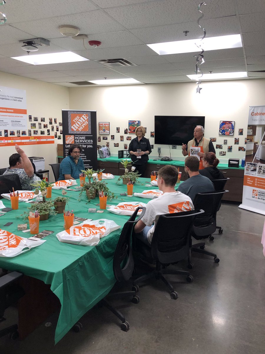 Store 4135 in Cranberry Twp. providing all the knowledge customers need to have that dream kitchen installed in 3-5 days at the #MakeoverClinic. @jay_linvilleTHD <a href="/mikesaphd/">Big Mike Living Orange</a> @M_Konopski <a href="/stephanie101312/">Stephanie</a> #NDDreamKitchen #HDIinFIRST