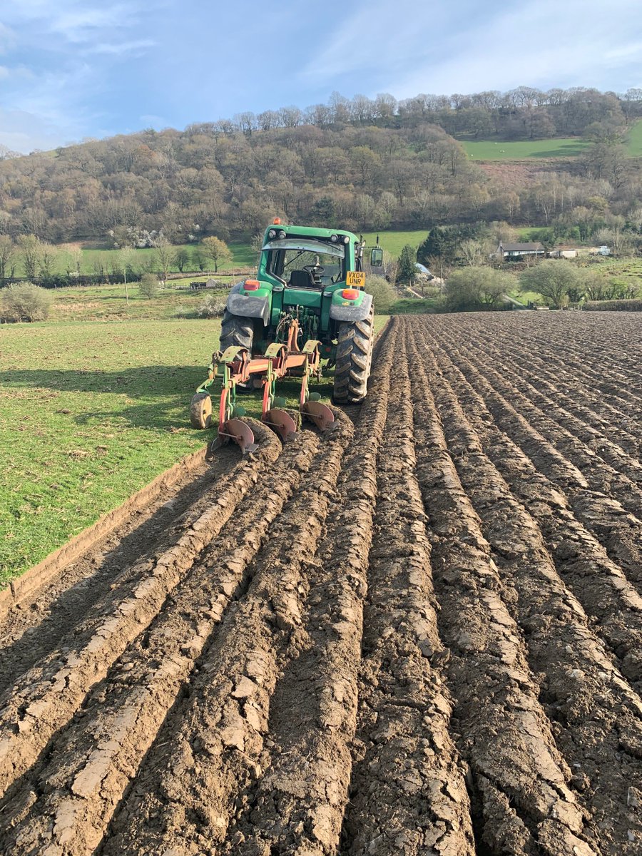 jorjmach's tweet photo. If only all fields could be this flat. Also bring back the nice weather we had in April, even though we really needed this rain. 😅 🙏 #johndeere #kvernaland #ploughing https://t.co/GSZE4CM34H