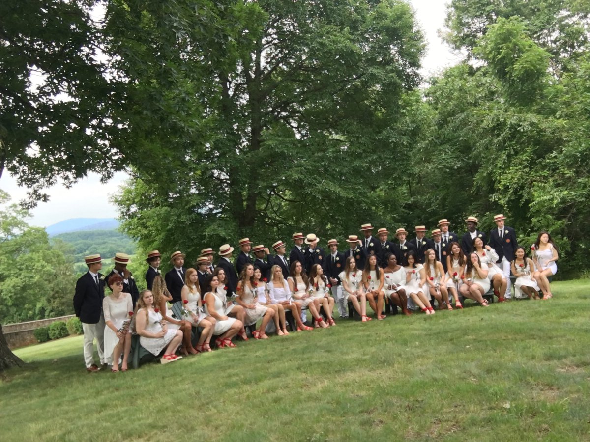 wakefieldschool's tweet photo. Photo op before Commencement. Congratulations, Class of 2019! We are so proud of you and are honored to have been a part of each of your own unique journey and can’t wait to see where your path leads! https://t.co/G1HTX2ivK2