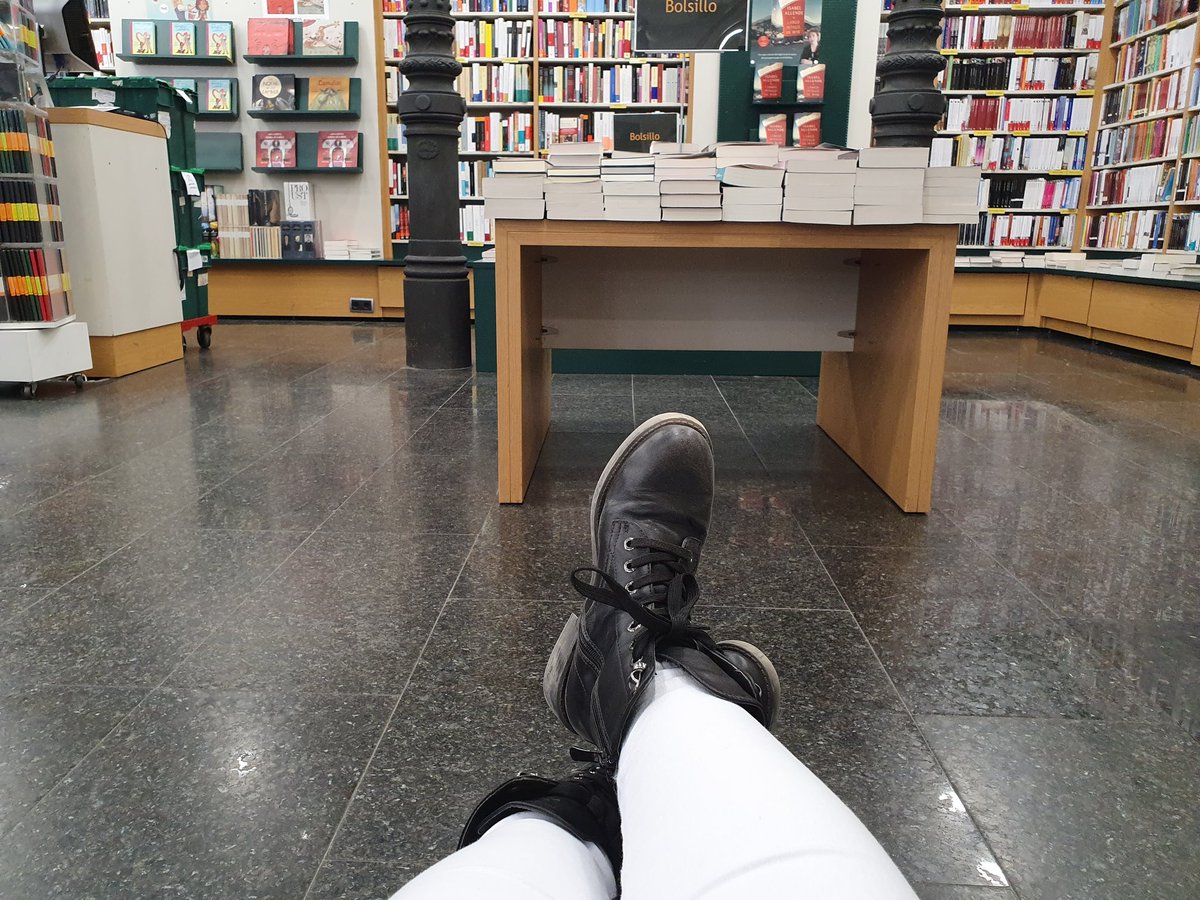 therobluezar's tweet photo. ¡Esperando! 🤩 #LabnarDay https://t.co/6LQeXfehCd