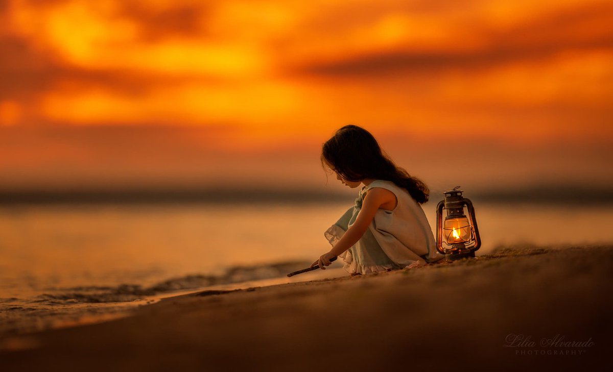 If you seek peace, be still.
If you seek wisdom, be silent.
If you seek love, be yourself.

Becca Lee
Pic Lilia Alvarado