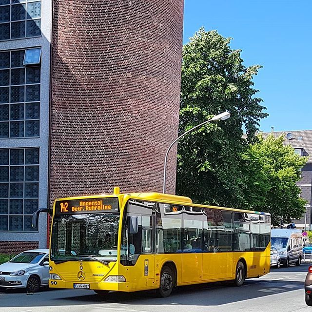Bedingt durch das Rü-Fest fährt #Ruhrbahn-KOM 4017 auf der Linie 142 eine großräumige Umleitung und kommt dabei u.a. außerplanmäßig an der (H) Rosastr. vorbei.

#evobus #citaro #stadtessen #evag bit.ly/2XxqXO4